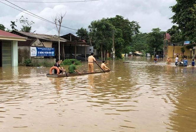 Công an cứu trợ ở thị trấn Cành Nàng, huyện Bá Thước, tỉnh Thanh Hóa.