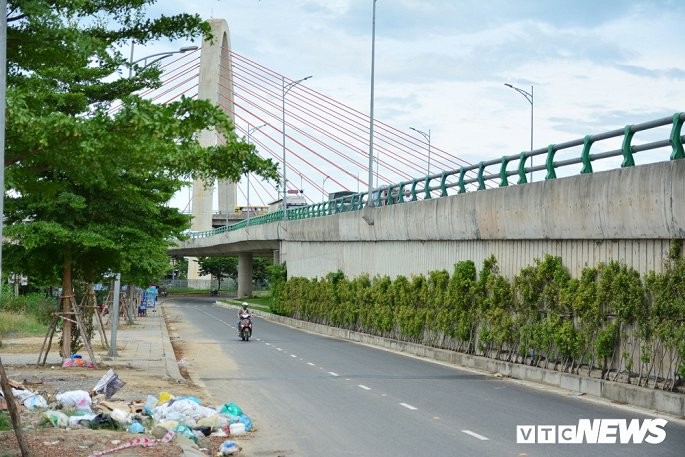 Ảnh: Núi phế thải án ngữ dưới chân cầu vượt lớn nhất Việt Nam