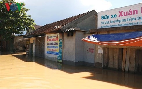 Nước lũ từ thượng nguồn đổ về nhấn chìm nhiều vùng hạ du như: Thanh Chương, Đô Lương, Nam Đàn ... Nghệ An.