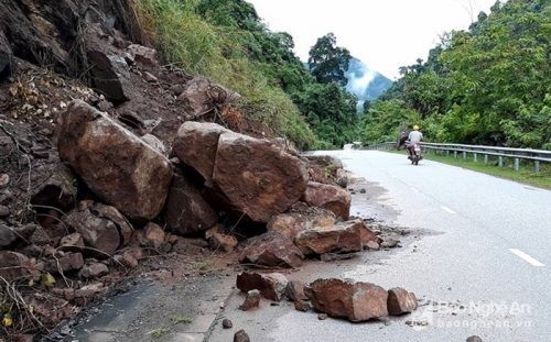 Những hòn đá lớn rơi xuống đường tại QL7 