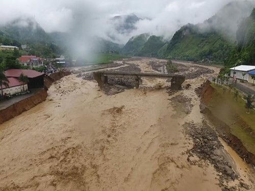 Mưa lớn kéo dài xuất hiện lũ, nguy cơ sạt lở vùng núi