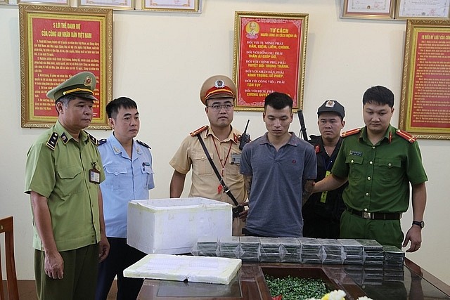 Đối tượng Tô Minh Tiến cùng tang vật là 39 bánh heroin.