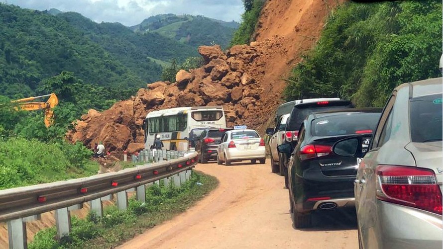 Hàng trăm m3 đất, đá chắn ngang quốc lộ 279