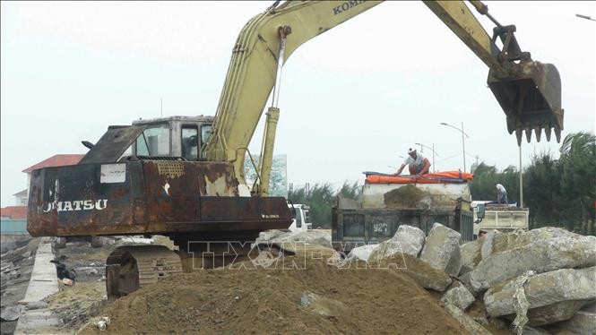 Thân bờ kè biển Cửa Đại được gia cố bằng cát và bê tông để ngăn chặn tình trạng sạt, lún.