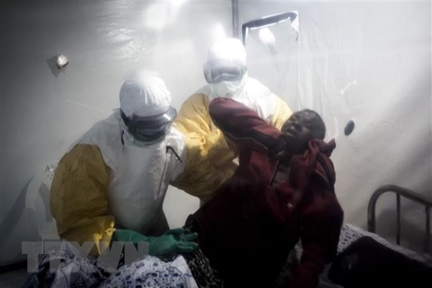 Nhân viên y tế điều trị cho bệnh nhân nhiễm Ebola tại Beni, CHDC Congo