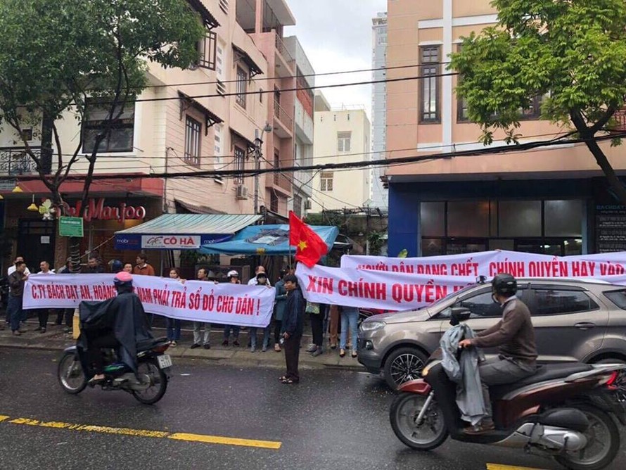 Nhiều khách hàng tập trung trước trụ sở Công ty Bách Đạt An căng băng rôn đòi quyền lợi như cam kết trong hợp đồng 