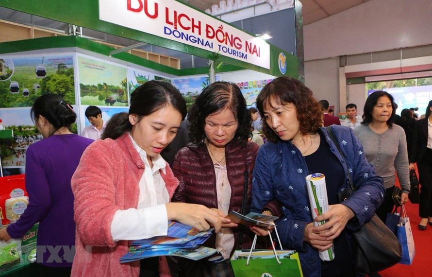 Du khách chọn cho mình những tour du lịch thích hợp tại hội chợ VITM 2019.. (Ảnh: Thành Đạt/TTXVN)