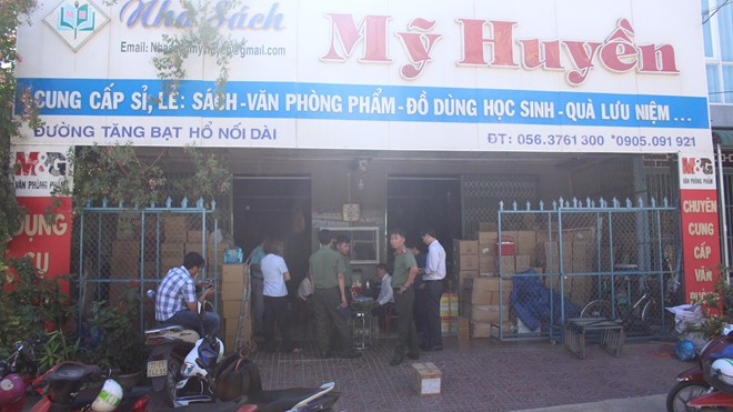 Lực lượng chức năng kiểm tra nhà sách Mỹ Huyền