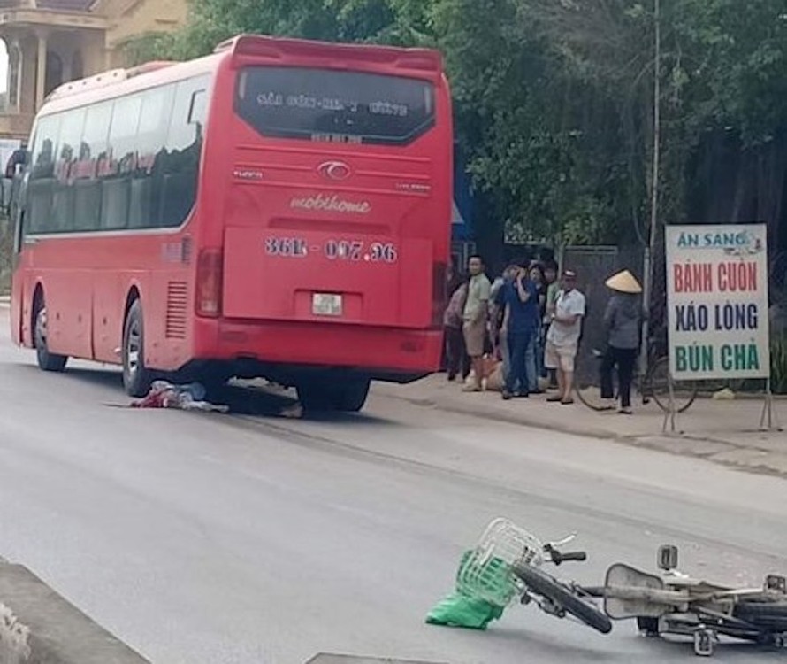 Hiện trường vụ tai nạn trên QL 1A khiến cụ ông tử vong khi xe khách kéo lê.