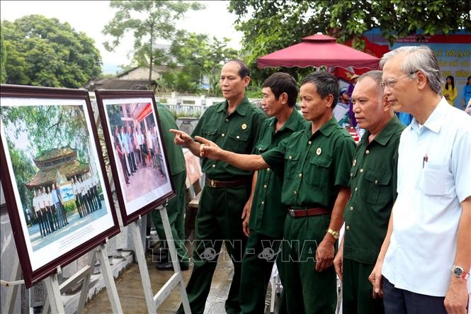 Đông đảo người dân Thái Nguyên đến tham quan triển lãm.