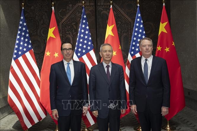 Đại diện Thương mại Mỹ Robert Lighthizer (phải), Bộ trưởng Tài chính Mỹ Steven Mnuchin (trái) và Phó Thủ tướng Trung Quốc Lưu Hạc tại cuộc đàm phán thương mại ở Thượng Hải, Trung Quốc, ngày 31/7/2019. Ảnh: AFP/TTXVN