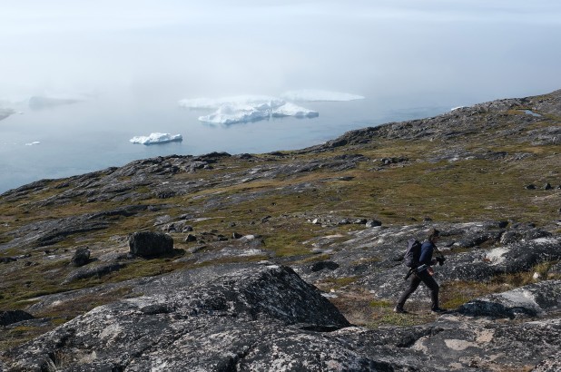 Những tảng băng trôi nổi trên vịnh Ilulissat trong lớp sương mù suốt một tuần thời tiết ấm áp bất thường gần Ilulissat, Greenland. 