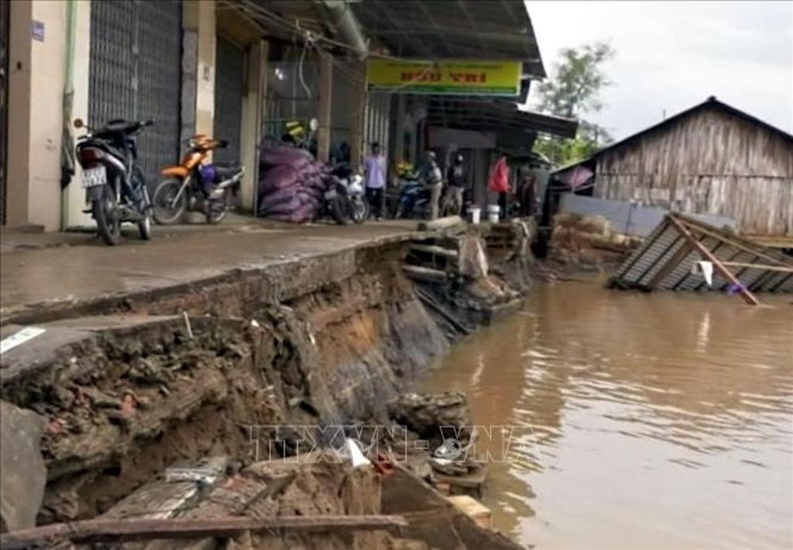 Sạt lở ven sông rạch Vọp (Sóc Trăng). 