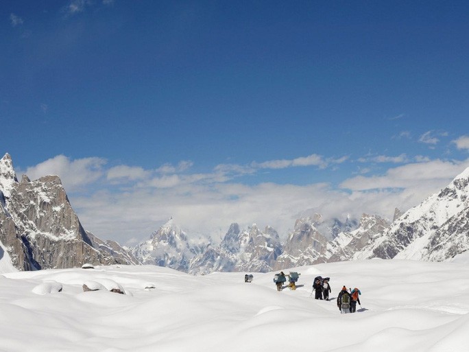 Những người leo núi đi trên sông băng Baltoro ở dãy núi Karakoram thuộc Pakistan hôm 7-9-2014. Ảnh: Reuters