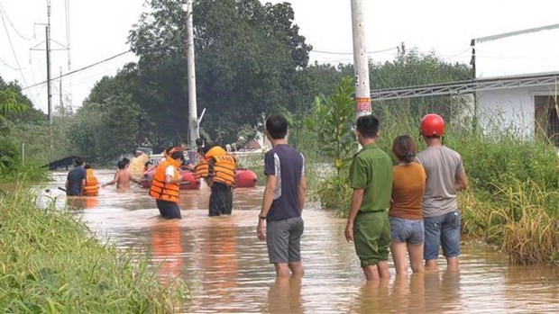 Lực lượng chức năng giải cứu người dân ra khỏi khu vực nguy hiểm. (Ảnh: Đậu Tất Thành/TTXVN)