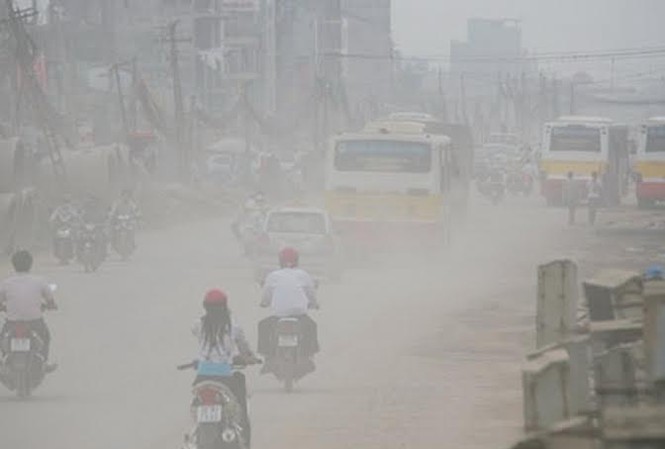 Ô nhiễm không khí lên ngưỡng tím. Người dân được khuyến cáo hạn chế ra ngoài, đóng cửa sổ, không tập thể dục buổi sáng ngoài trời.