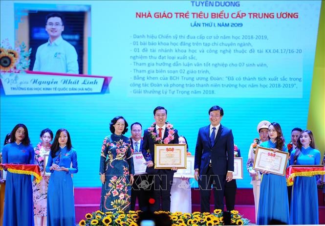 Trưởng Ban Dân vận Trung ương Trương Thị Mai và Bí thư thứ nhất Trung ương Đoàn, Chủ tịch Trung ương Hội LHTN Việt Nam Lê Quốc Phong trao Bằng khen của Trung ương Đoàn TNCS Hồ Chí Minh cho các nhà giáo trẻ tiêu biểu. Ảnh: Văn Điệp/TTXVN