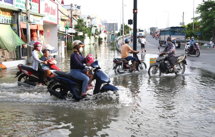 Ngập tại khu vực cầu Phú Xuân, tiếp giáp giữa huyện Nhà Bè và quận 7. (Ảnh: Trần Xuân Tình/TTXVN)