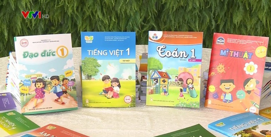 Phụ huynh sẽ hiểu vì sao năm học nào các trường cũng vận động học sinh mua sách giáo khoa,đồ dùng học tập mới. (Ảnh minh hoạ).