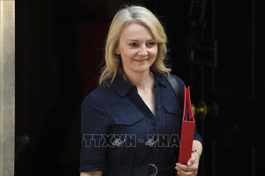 Bộ trưởng Thương mại Anh Liz Truss sau khi dự cuộc họp nội các tại thủ đô London. Ảnh: THX/TTXVN