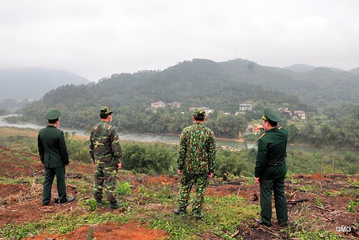 Lực lượng chức năng túc trực canh gác ở các khu vực biên giới để chống lại việc vượt biên trái phép 