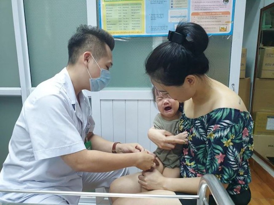 Cha mẹ nên đưa con đi tiêm vắc xin phòng các bệnh truyền nhiễm đã có vắc xin.