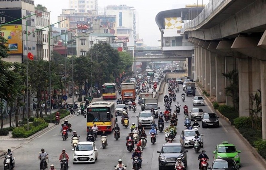 Xe buýt chưa có làn đường dành riêng nên vẫn phải len lỏi giữa các phương tiện giao thông khác. (Ảnh: Huy Hùng/Vietnam+)