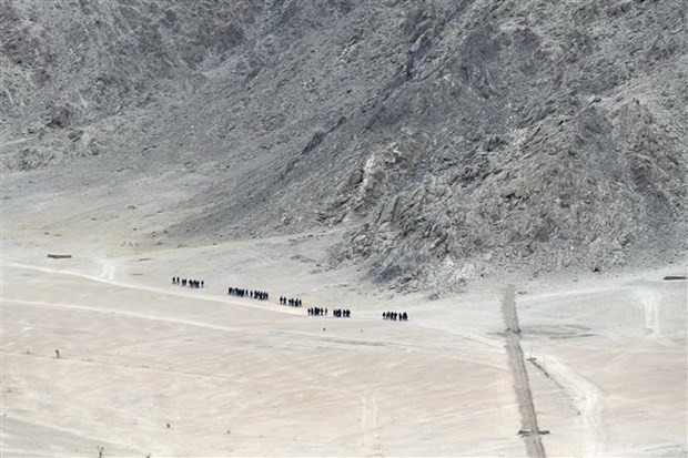 Binh sỹ Ấn Độ tuần tra gần Leh, thủ phủ khu vực Ladakh, biên giới giữa Ấn Độ và Trung Quốc ngày 24/6/2020. (Ảnh: AFP/TTXVN)