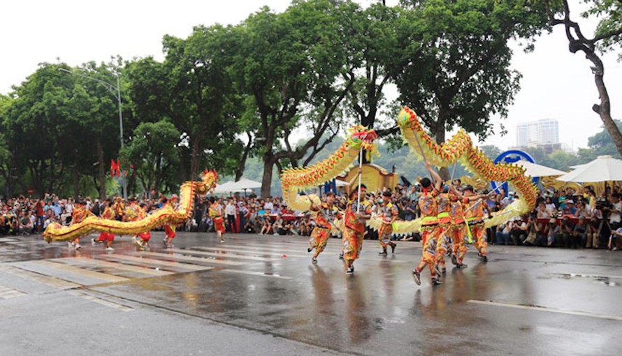 Một tiết mục biểu diễn tại Liên hoan nghệ thuật múa rồng Hà Nội - 2020 ở không gian đi bộ hồ Hoàn Kiếm và phụ cận.