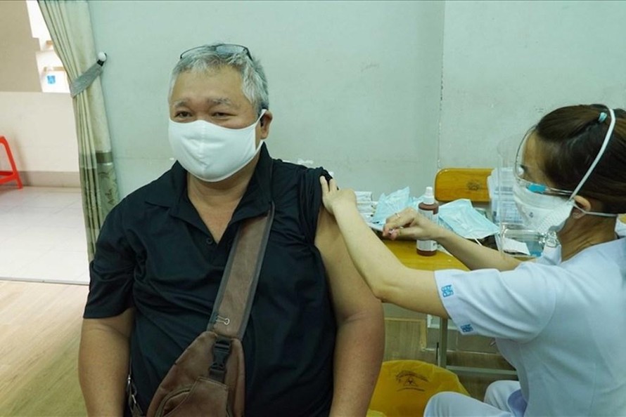 TP.HCM tiêm vaccine phòng COVID-19 cho người dân trong đợt tiêm thứ 4. (Ảnh minh hoạ).