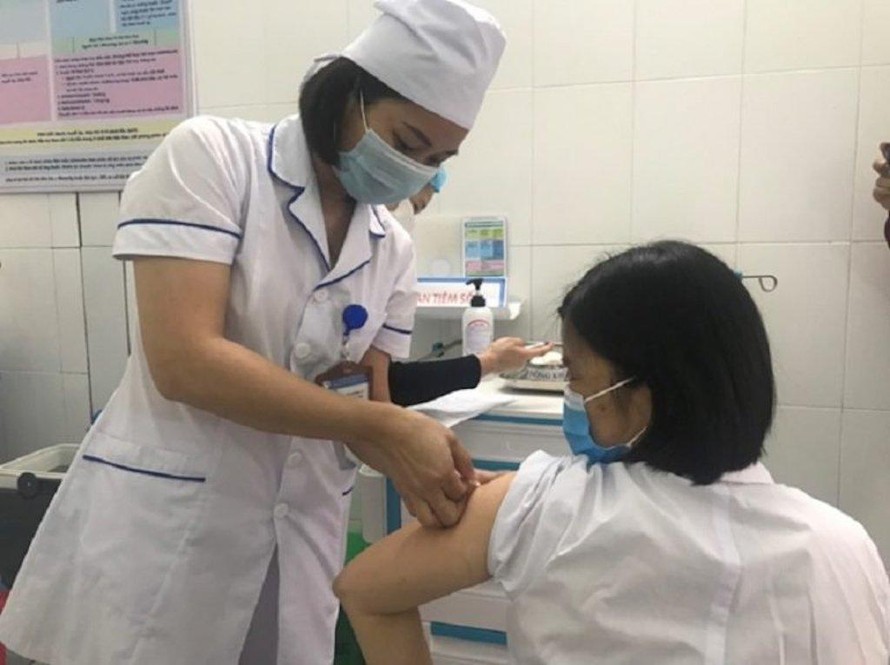 Phó Thủ tướng Chính phủ Vũ Đức Đam chỉ đạo phân bổ, tổ chức tiêm vaccine để đạt miễn dịch cộng đồng trong thời gian sớm nhất tại khu vực TPHCM. (Ảnh minh họa)