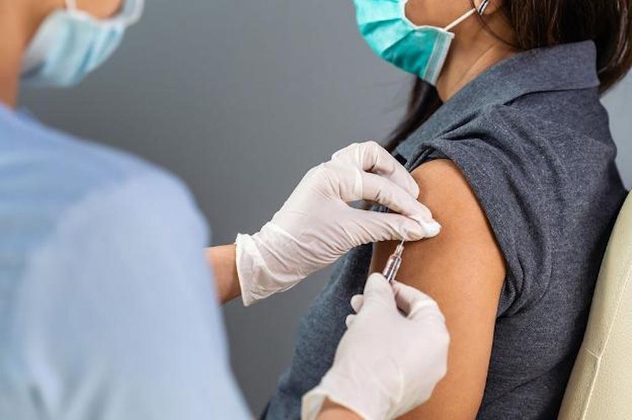 Không để xảy ra tình trạng chủ quan sau khi tiêm vaccine phòng COVID-19. (Ảnh minh hoạ)