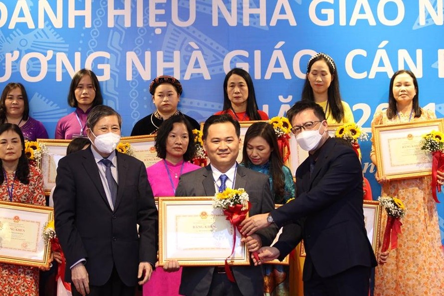 Nhiều nhà giáo, cán bộ quản lý tiêu biểu năm 2021 được tuyên dương