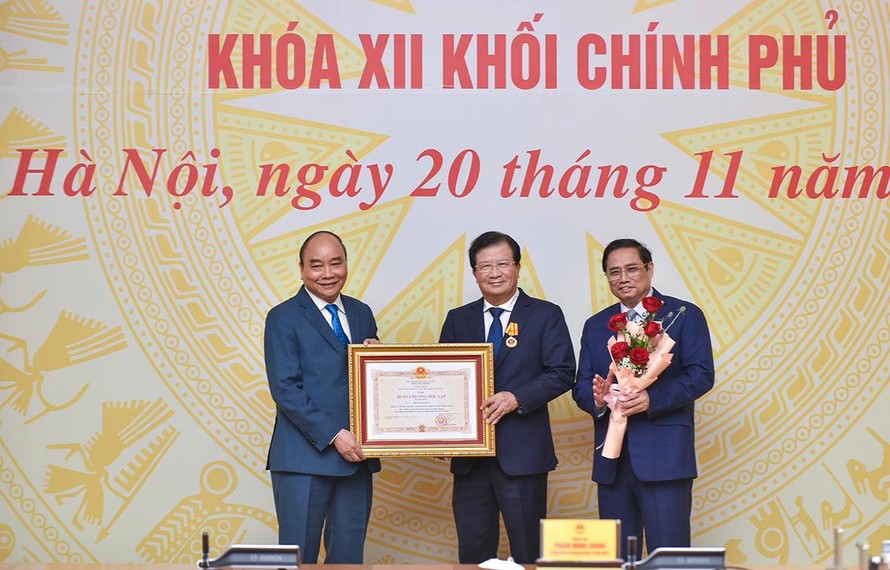 Trao Quyết định khen thưởng, nghỉ hưu cho một số thành viên Chính phủ nhiệm kỳ 2016-2021