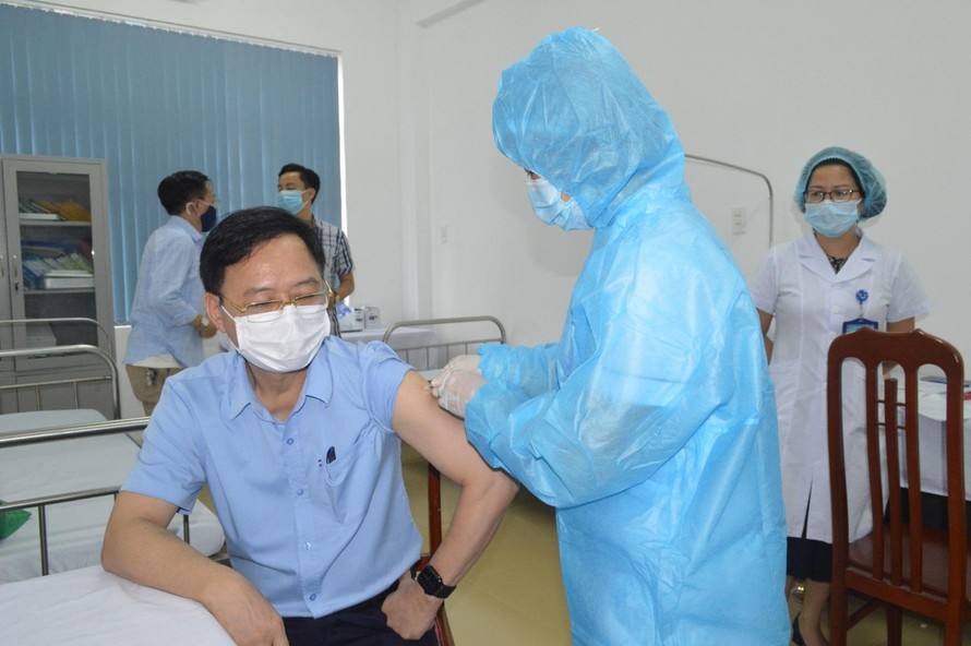 Tăng cường tiêm vaccine COVID-19 mũi 3, mũi 4 cho cán bộ, công nhân viên