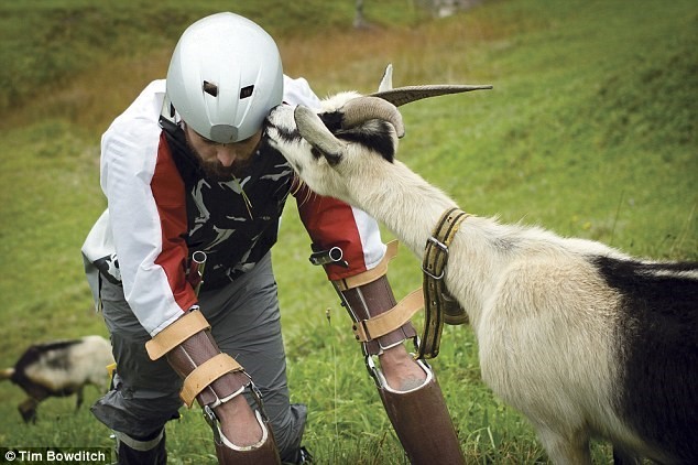 "Người dê" Thomas Thwaites được trao giải Ig Nobel 2016 nhờ trải nghiệm sống như loài dê trên dãy Alps. Ảnh: Tim Bowditch.