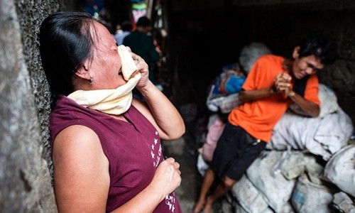 Cha mẹ một nghi phạm sử dụng ma túy đau đớn sau khi con trai họ bị bắn chết ở Manila. Ảnh: AFP