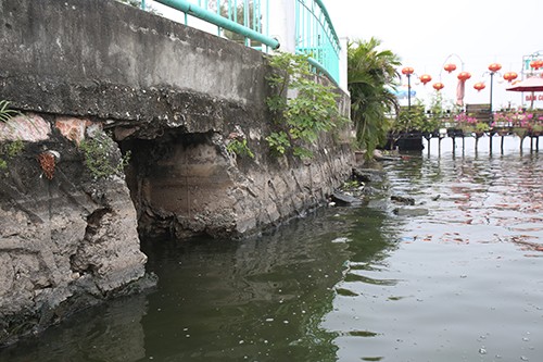 Ban quản lý hồ Tây cho hay, hiện còn khoảng 30 cống lớn, nhỏ vẫn xả thải xuống hồ Tây. Ảnh: Ngọc Thành.