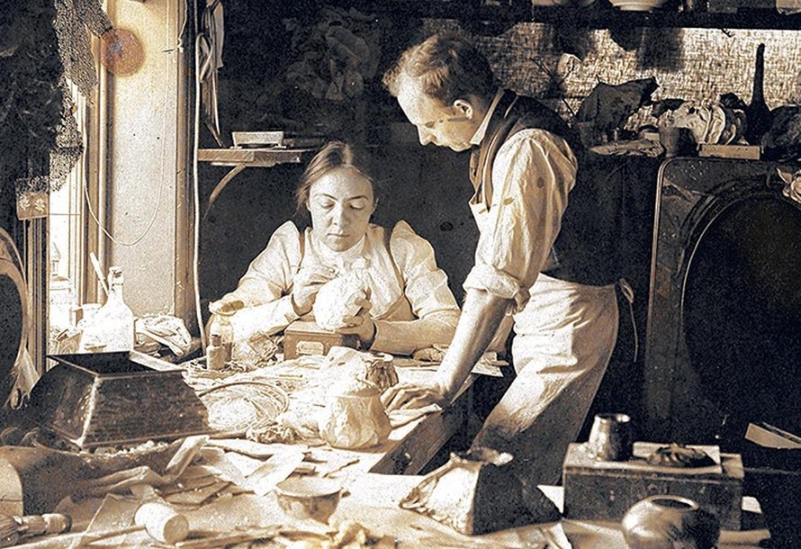 Clara Driscoll trong văn phòng làm việc ở Tiffany Studios.