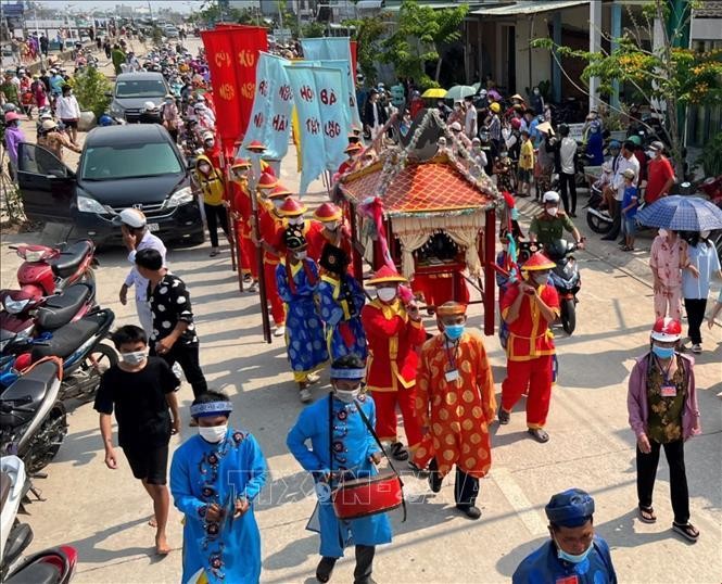 Hàng ngàn người chiêm bái Lễ hội Nghinh Ông Đông Hải