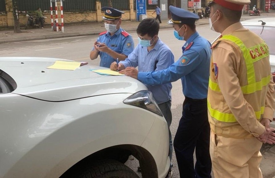 Lực lượng Thanh tra Sở kiểm tra, xử lý các phương tiện dừng, đỗ trái quy định trên các tyến đường xung quanh sân vận động Quốc gia Mỹ Đình, Cung Điền kinh Hà Nội và các khu vực tổ chức thi đấu. Ảnh: TTXVN.