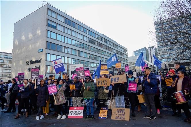 Nhân viên y tế tham gia đình công yêu cầu tăng lương bên ngoài bệnh viện St Thomas' ở London, Anh, ngày 20/12/2022. Ảnh tư liệu: AFP/TTXVN