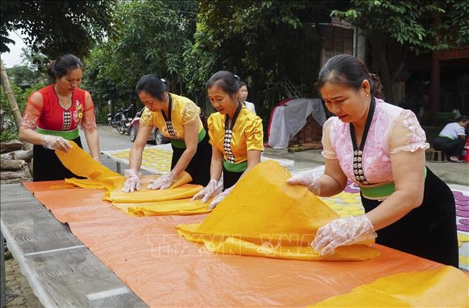 Những lá bánh khẩu xén được mang phơi khô. Ảnh: TTXVN