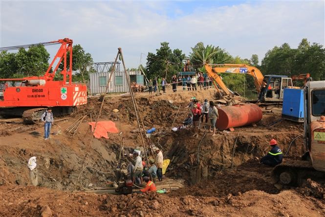 Thủ tướng chỉ đạo tập trung cứu nạn cháu bé rơi xuống ống cọc bê tông cầu Rọc Sen, Đồng Tháp. Ảnh: TTXVN