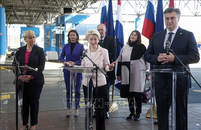 Tổng thống Slovenia Natasa Pirc Musar (trái), Thủ tướng Croatia Andrej Plenkovic (phải) và Chủ tịch EC Ursula von der Leyen tại cuộc họp báo chung ở khu vực cửa khẩu biên giới Bregana/Obrezje giữa Croatia và Slovenia ngày 1/1/2023. Ảnh: AFP