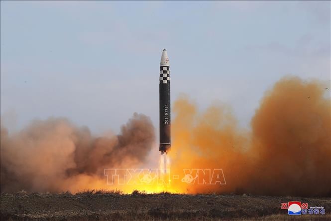 Vụ phóng tên lửa đạn đạo xuyên lục địa (ICBM) "Hwasong Gun 17" của Triều Tiên ngày 18/11/2022. Ảnh: AFP/TTXVN