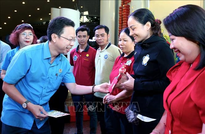 Đại diện Liên đoàn Lao động Thành phố Hồ Chí Minh tặng quà cho công nhân lao động có hoàn cảnh khó khăn không về quê đón Tết. Ảnh: Thanh Vũ