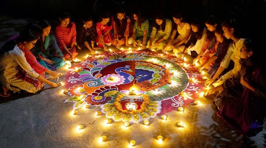 Làm rangoli nhân dịp lễ Diwali tại ký túc xá Đại học Cotton ở Guwahati. Ảnh: PTI