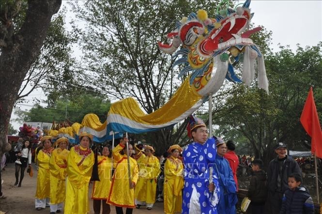 Lễ hội đền Phù Ủng diễn ra trong khuôn viên khu di tích thờ Tướng quân Phạm Ngũ Lão khơi dậy nét đẹp văn hóa truyền thống đậm đà bản sắc dân tộc. Ảnh: TTXVN