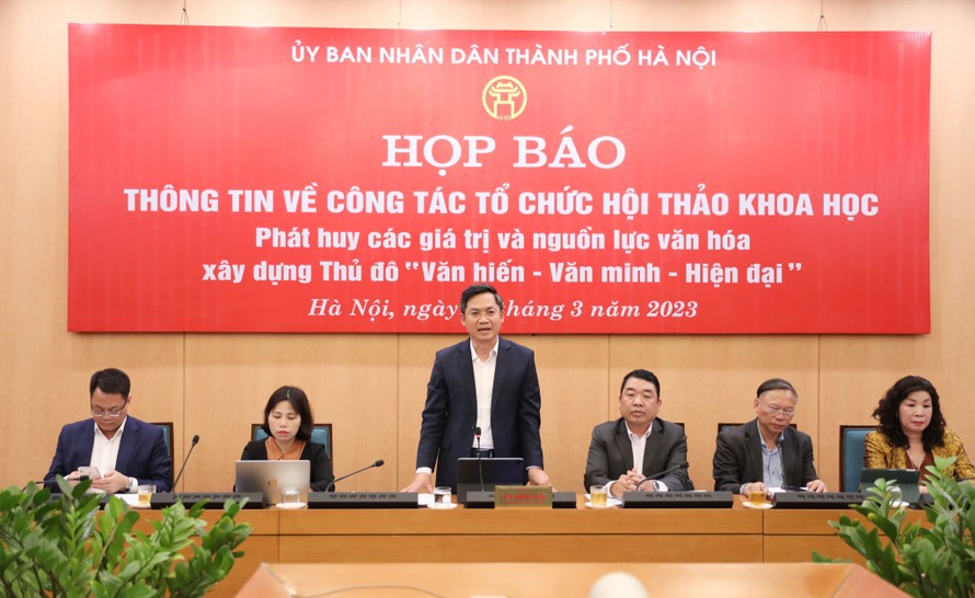 Khung cảnh buổi họp báo thông tin về công tác tổ chức hội thảo khoa học vào ngày 21/3 tới.